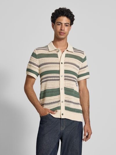 Männermodel trägt Modern Fit Freizeithemd in Strick-Optik mit Knopfleiste von Jack & Jones Premium, gestreift in Creme und Grün, reine gewachste Baumwolle, Kentkragen, Ganzkörperansicht von vorne.