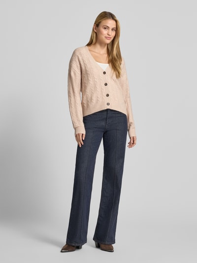 Frauenmodel trägt Regular Fit Cardigan aus Alpaka-Mix von Christian Berg Woman, Strick-Optik, V-Ausschnitt, Knopfleiste, Beige, Ganzkörperansicht von vorne.