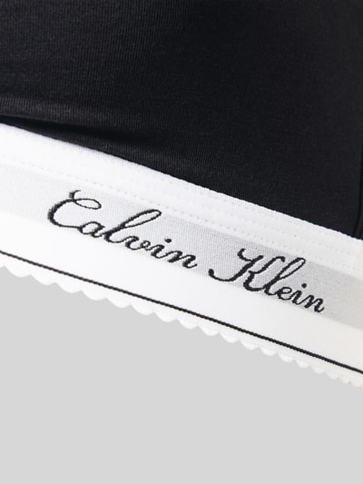 Productfoto, zwarte en witte zachte texturen, golvende zoom, logo Calvin Klein op bralette uit katoen-mix met modal-aandeel model 'SCRIPT Lightly Lined' van Calvin Klein Underwear