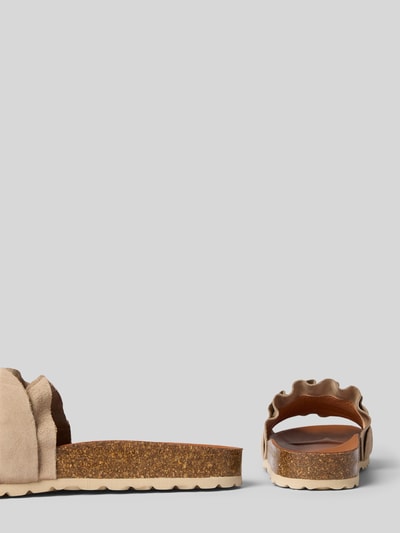 Produktfoto, Slipper aus echtem Leder Modell 'Rocio' von Verbenas mit Rüschenbesatz, abgerundete Passform, profilierte Sohle, offene Ferse, Absatzhöhe bei Größe 40: 3 cm, beige-braune Farbtöne, sichtbare Textur des Leders und der Sohle.