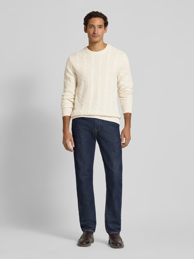 Mannenmodel draagt Regular Fit Pullover aus reiner Wolle Modell 'Atriton' van Matinique, effen kleuren, gebreide look, mat, kabelpatroon, structuur, ronde hals, lange mouwen, mouwboord en rompzoom geribd, materiaal: zuivere wol, Ganzkörperansicht van voren.