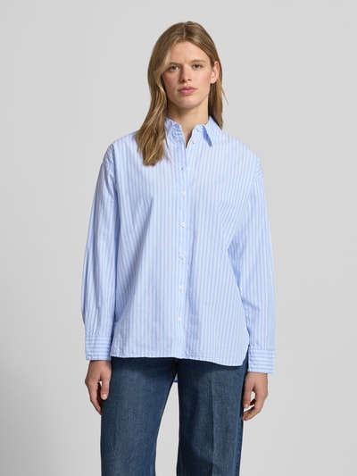 Vrouwenmodel draagt Basic Hemdbluse aus reiner Baumwolle van REVIEW in lichtblauw met witte strepen, relaxed fit, allover-look, hemdblousekraag en knoopsluiting, volledig van katoen, voorkant volledig zichtbaar, geheel lichaamsaanzicht van voren.