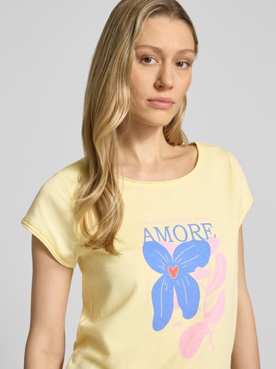 Frauenmodel trägt Damen T-Shirt mit Motiv-Print und Rollsaum von Christian Berg Woman in Gelb, Reine Baumwolle, Gerader-Schnitt, Rundhalsausschnitt, Nahaufnahme Oberkörper.