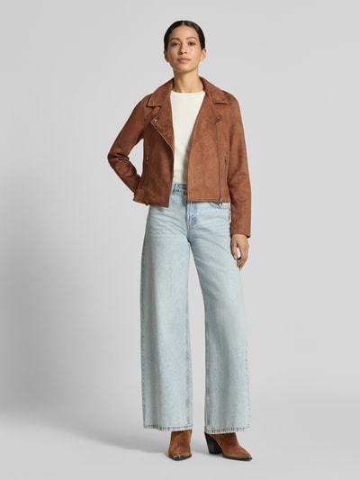 Vrouwenmodel draagt Regular fit kunstleren jack met riemen aan de romp model 'JOSE' van VERO MODA, Dames, lichte bruin- en denimkleuren, Ganzichaansicht van voren.