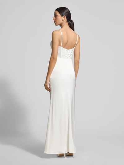 Männermodel trägt Sukienka wieczorowa 'Abendkleid aus Satin mit Raffungen' von Hey Kyla, satyna, linia A, długa sukienka, sukienka gorsetowa, lejący dekolt, rozporek, marszczenia, długość tyłu w rozmiarze 36: 119 cm, szerokość w rozmiarze 36: 35 cm, białe, gładka faktura, całopostaciowy widok z tyłu