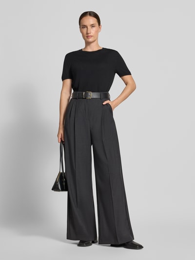 Frauenmodel trägt Weite Hose aus reiner Schurwolle Modell 'ADELFI' von Weekend Max Mara, dunkelgrau, feine Struktur, Ganzkörperansicht von vorne.