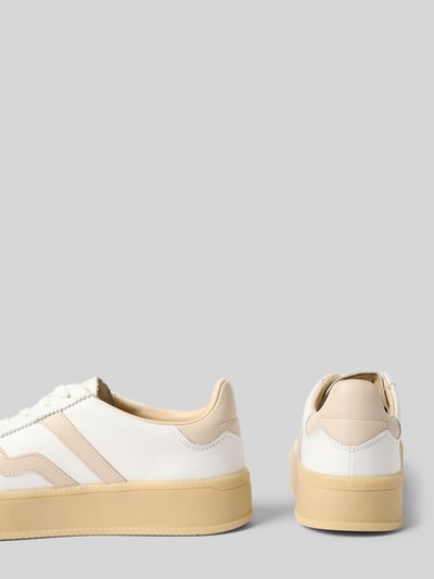 Produktfoto, Sneaker aus Leder mit Plateausohle Modell 'Cuzmani' von Gant in Weiß mit beiger Plateausohle, abgerundete Form, Label-Detail, profiliert, Damen Sneaker aus Echtleder, Absatzhöhe 4 cm, Schafthöhe 7 cm, Schaftweite 6 cm.