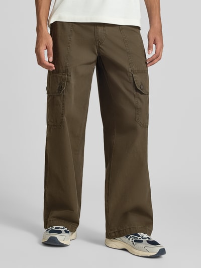 Männermodel trägt Regular Fit Cargohose aus reiner Baumwolle Modell 'EXTRA BAGGY CARGOS' von Levi's®, olivgrün, Ganzkörperansicht von vorne.