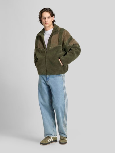 adidas Originals Relaxed Fit Teddyjacke mit Stehkragen Oliv 1