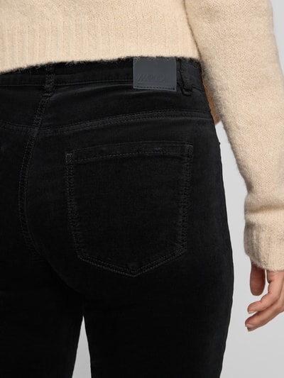 Frauenmodel trägt Schmale Hose aus Baumwoll-Mix mit Modal Anteil Modell 'SILEA' von Marc Cain, schwarzer Stoff, Detailaufnahme, Damen Schmale Hose von Marc Cain