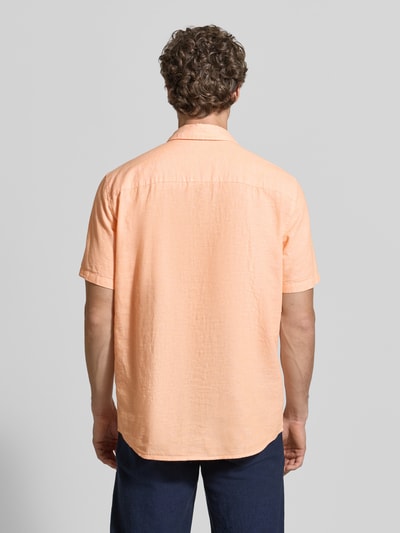 Männermodel trägt Regular Fit Freizeithemd aus Leinen-Baumwoll-Mix von MCNEAL in Hellorange, Rückenlänge 74 cm, Ganzkörperansicht Rückansicht.