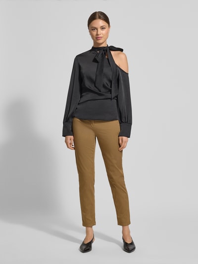 Frauenmodel trägt Hose mit Eingrifftaschen von LUISA CERANO in Camel, Baumwoll-Elasthan-Mix, Regular-Fit, elastischer Bund, Ganzkörperansicht von vorne.
