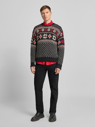 Männermodel trägt Straight Leg Jeans aus reiner Baumwolle von Tommy Hilfiger in Schwarz, Denim, 5-Pocket-Design, Ganzkörperansicht von vorne.