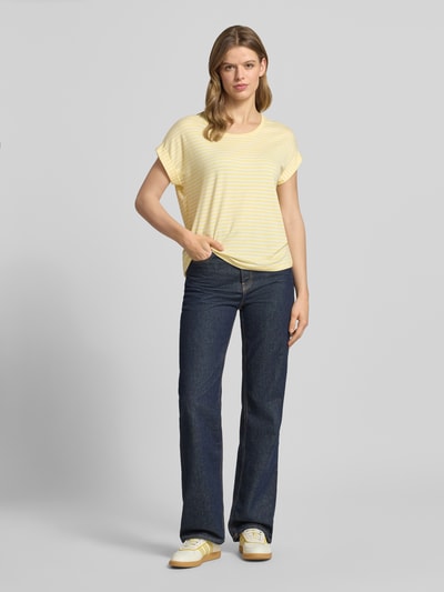 Frauenmodel trägt Regular Fit T-Shirt aus Viskose-Mix Modell 'MOSTER' von Only, unifarben, Two Tone, gelb gestreift, kurzarm, Ganzkörperansicht von vorne