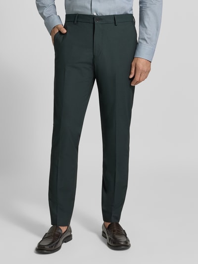 Männermodel trägt Slim Fit Anzughose mit Viskose-Anteil Modell 'Pure' von s.Oliver BLACK LABEL, dunkles Grün, glatte Textur, Nahaufnahme Unterkörper.