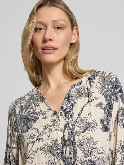 Frauenmodel trägt Relaxed Fit Bluse aus Viskose Modell 'CARLI' von Soyaconcept, Allover-Look, V-Ausschnitt, Nahaufnahme Oberkörper.