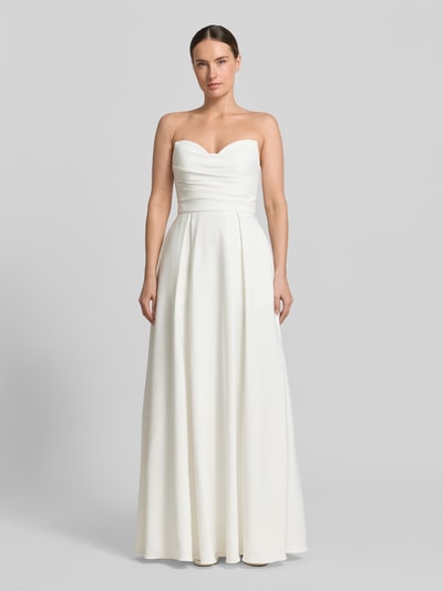 Modelka kobieca nosi sukienkę wieczorową 'Abendkleid mit Herz-Ausschnitt' od Laona, długa sukienka, linia a, biała, z marszczeniami, wiązaniem i zamkiem błyskawicznym z tyłu, długość tyłu w rozmiarze 36: 132 cm, szerokość klatki piersiowej w rozmiarze 36: 41 cm, gładka tekstura, widok całej sylwetki z przodu.