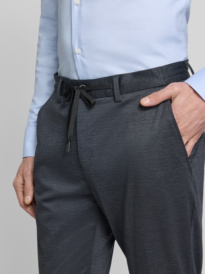 Männermodel trägt Regular Fit Anzughose mit Viskose-Anteil von s.Oliver BLACK LABEL, Allover-Muster, Nahaufnahme Oberkörper