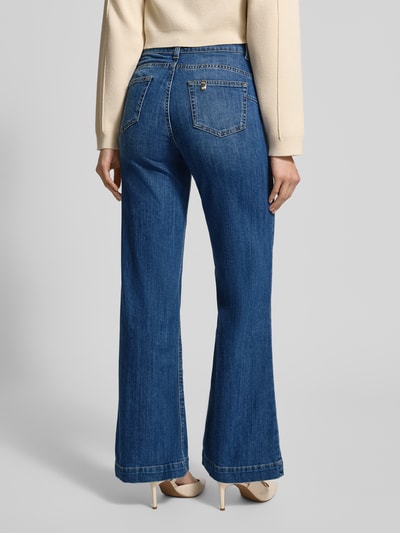 Kobiece modelka nosi Flared Jeans mit Knöpfen od Liu Jo White, niebieski denim, używany look, mieszanka bawełny ze stretchem, widok całej sylwetki od tyłu.