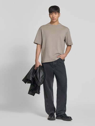 Männermodel trägt T-Shirt mit Logo-Print und Rundhalsausschnitt von Profuomo aus Reine Bio-Baumwolle in Relaxed-Fit, Ganzkörperansicht von vorne. Rückenlänge bei Größe M: 70 cm.