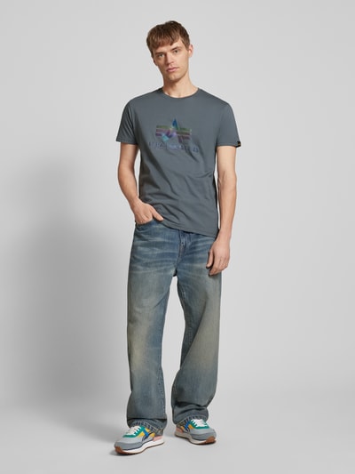 Alpha Industries T-shirt z nadrukiem z logo model ‘Rainbow’ Antracytowy 1