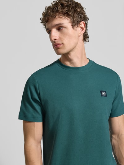 Männermodel trägt T-Shirt mit Label-Patch und Rundhalsausschnitt von Lerros in Grün, Reine Baumwolle, Gerader-Schnitt, Nahaufnahme Oberkörper. Herren T-Shirt, Rückenlänge bei Größe M: 69 cm.