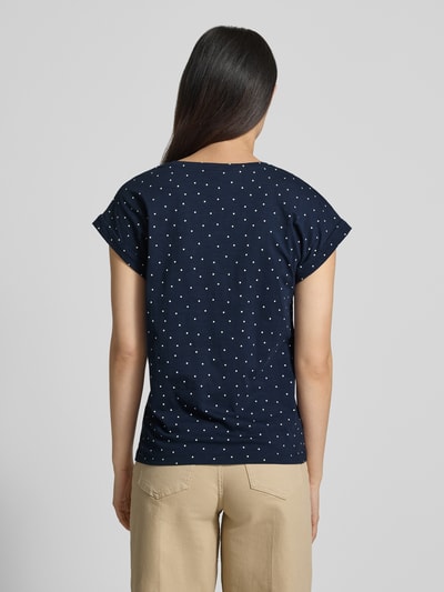 Frauenmodel trägt T-Shirt mit Brusttasche Modell 'Viva' von FREE/QUENT in Dunkelblau mit weißen Punkten, reine Baumwolle, Ganzkörperansicht Rückansicht.