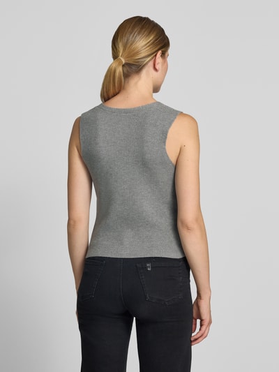 Frauenmodel trägt Regular Fit Weste aus Viskose-Mix Modell 'KANITA' von Soyaconcept, graue Rippenstruktur, Ganzkörperansicht Rückansicht, Damen Weste von Soyaconcept.
