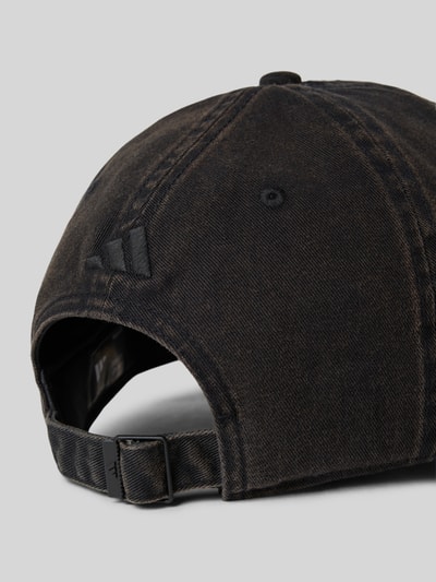 Productfoto, Basecap met Labeldetail van adidas Sportswear in zwart, puur katoen, versterkte klep, luchtgaten, verstelbare sluiting.