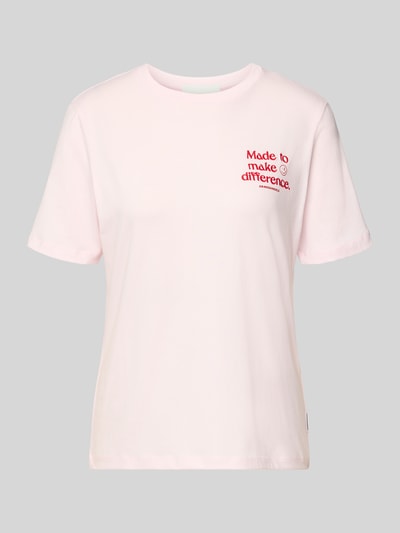 Produktfoto, Regular Fit T-Shirt aus reiner Baumwolle Modell 'LUALAA EMBRO' von Armedangels in zartem Rosa, unifarben, Rundhalsausschnitt, feine Rippstruktur, roter Label-Schriftzug auf der Brust.