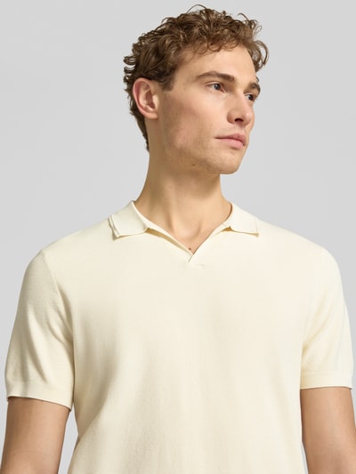 Männermodel trägt Regular Fit Poloshirt aus Lyocell-Mix mit Seiden-Anteil von Profuomo in Beige, Strukturmuster, Nahaufnahme Oberkörper.