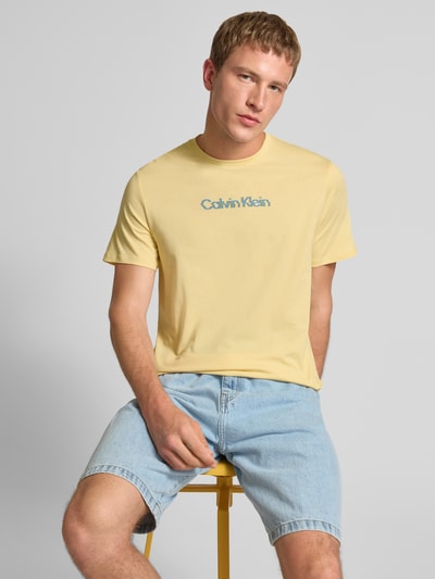 Calvin Klein Jeans T-shirt o kroju regular fit z nadrukiem z logo model ‘Class’ Żółty 3