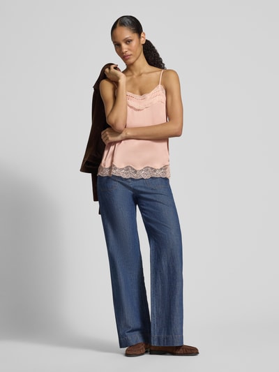 Kobiece modelka nosi Regular Fit Blusentop mit Spitzenbesatz od Jake*s Collection, różowy, satyna, półprzezroczysty, cienkie ramiączka, przód, zdjęcie całej sylwetki.