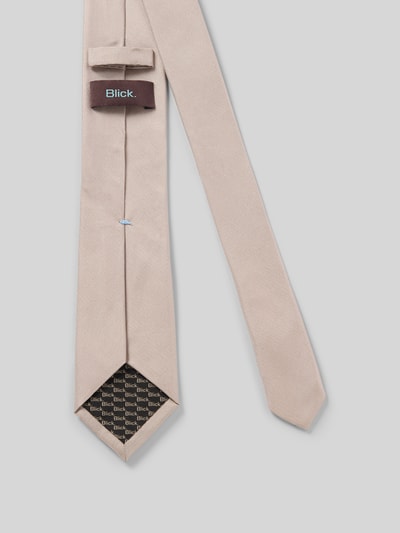 Produktfoto, Krawatte aus reiner Seide von Blick in Beige mit Strukturmuster, Label-Detail und Teilungsnähten auf hellem Hintergrund.
