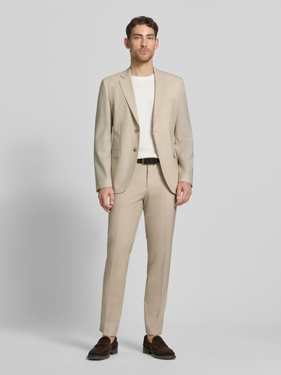 Männermodel trägt Super Slim Fit Anzughose aus Schurwoll-Mix Modell 'HESTEN' von HUGO, Optik: Unifarben, Ganzkörperansicht von vorne.
