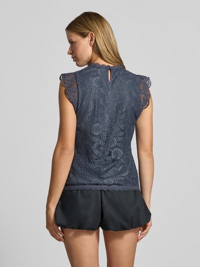 Vrouwenmodel draagt Regular fit blusentop met all-over motief model 'OLLINE' van PIECES, dames, in blauw met fijne kanten textuur, volledige achteraanzicht.