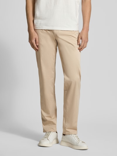 Mannelijk model draagt Slim Fit Stoffhose met Lyocell-Anteil Modell 'Cadiz' van Brax in beige, 5-pocket-design, katoenmix, volledig lichaam vooraanzicht.