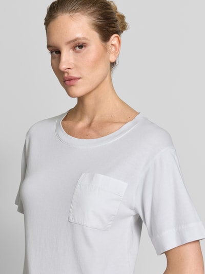 Frauenmodel trägt Comfort Fit T-Shirt aus reiner Baumwolle von Marc O'Polo, efekt: jednolity kolor, krój: comfort fit, nadruk z logo, okrągły dekolt, krótki rękaw, zakończenie rękawów prążkowane, wykończenie prążkowane, brustasza, drobny splot, bawełna; Nahaufnahme górnej części ciała
