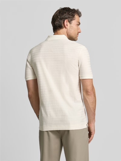 Männermodel trägt Regular fit poloshirt aus reine katoen model 'Parley 321' van BOSS in beige tinten, Ganzkörperansicht Rückansicht, Heren poloshirt von BOSS
