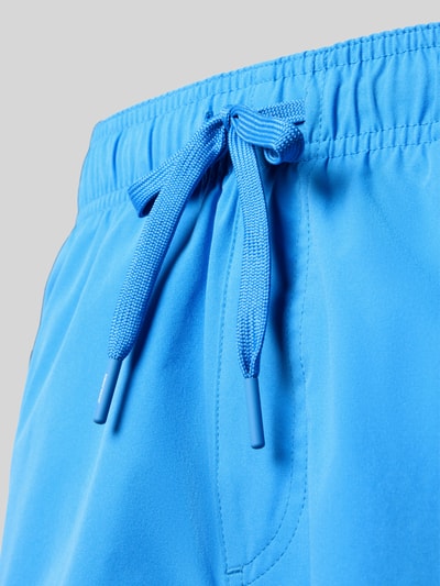 Produktfoto, Badehose mit Label-Stitching Modell 'MAUI' von Jack & Jones in Hellblau, elastischer Bund, Tunnelzug, Regular Fit, Detailaufnahme
