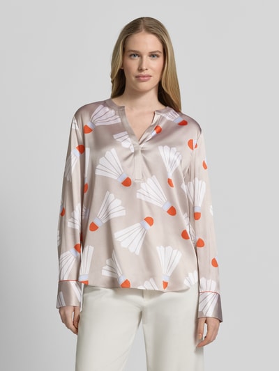 Vrouwenmodel draagt Bluse mit Tunika-Kragen und abgerundetem Saum van HERZENS, rechte pasvorm, crème met oranje en witte print, tuniek-kraag, afgeronde zoom, ruglengte maat 36: 68 cm, mouwlengte maat 36: 64 cm, totaalvooraanzicht bovenlichaam.