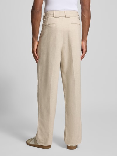 Mężczyzna model nosi Relaxed Fit Stoffhose mit Gürtelschlaufen von JAKE*S STUDIO MEN, beżowe, szerokie nogawki, kieszenie tylne, szerokość w rozmiarze M 45 cm, długość nogawki wewnętrznej 77 cm, widok całego ciała z tyłu.