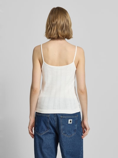 Frauenmodel trägt Regular Fit Top aus reiner Baumwolle Modell 'MARIE' von Pieces, Optik: Unifarben, Struktur-Muster, Ganzkörperansicht Rückansicht.