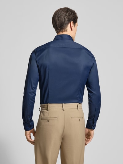 Männermodel trägt Slim Fit Business-Hemd mit Kentkragen von Jake*s, Dunkelblau, Material-Mix mit Stretch-Anteil, Ganzkörperansicht Rückansicht.
