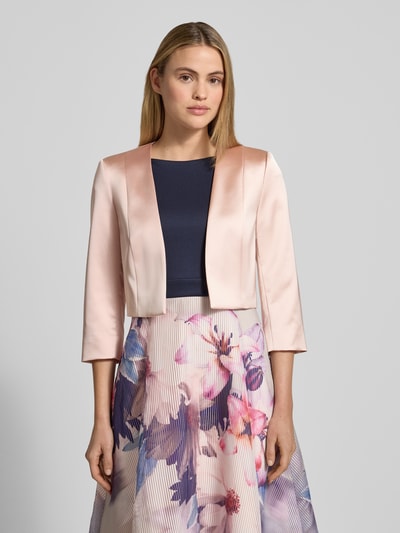Frauenmodel trägt Cocktailjacke mit 3/4-Arm von Christian Berg Cocktail, unifarbenes Design, Material-Mix mit Stretch-Anteil, Gerade Passform, Nahaufnahme Oberkörper