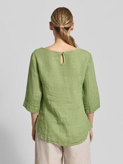 Frauenmodel trägt Regular Fit Leinenbluse mit 3/4-Arm Modell 'La44ura' von ZABAIONE, reine Leinen, Rückenlänge 57 cm, Ganzkörperansicht Rückansicht.