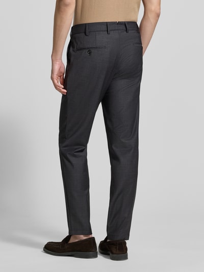 Männermodel trägt Straight Fit Stoffhose mit Woll-Anteil von g1920 in Dunkelgrau, mit Bundfalten und Gesäßtaschen, Ganzkörperansicht Rückansicht. Elastischer-Material-Mix, Haken-Reißverschluss, Eingrifftaschen, Bundweite 46 cm, Innenbeinlänge 80 cm.