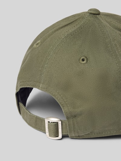 Produktfoto, olivgrüne Basecap aus Baumwolle mit Stitching von New Era, verstellbarer Verschluss, detailreiche Struktur, Damenmodell