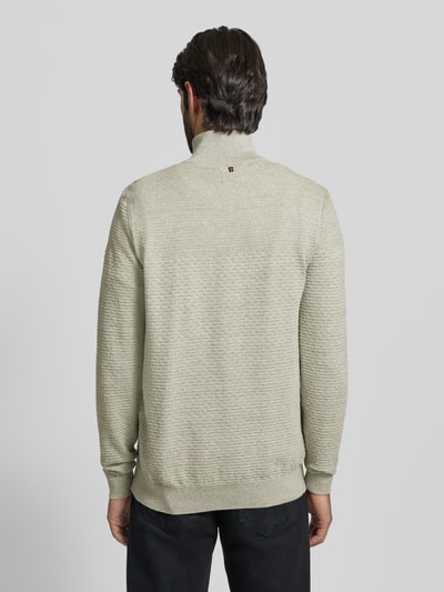 Männermodel trägt Strickpullover mit Stehkragen von PME Legend in Beige, reine Baumwolle, gerippte Abschlüsse, Rückenansicht Ganzkörperansicht.