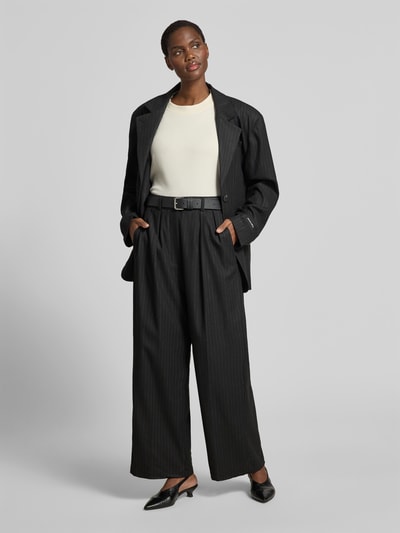 Frauenmodel trägt Top mit Rundhalsausschnitt von black palms in Reine Baumwolle, Relaxed-Fit, Schulterpolster, Ärmelloses-Design, Rückenlänge 48 cm, Ganzkörperansicht von vorne.